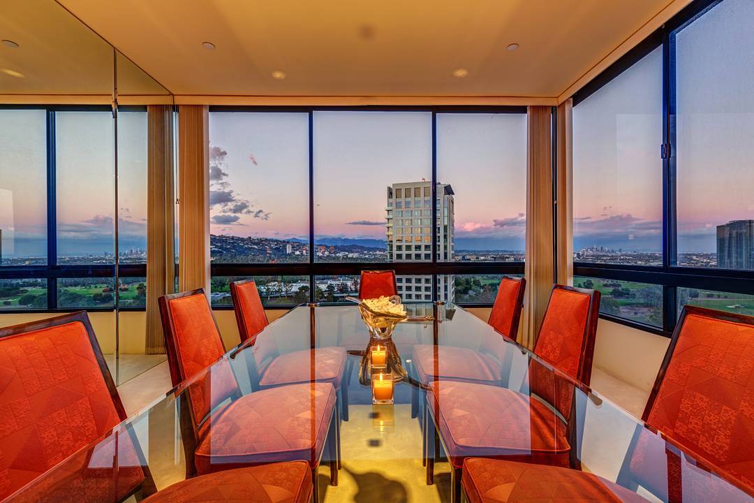 Talk about dinner with a view! Shot this amazing dining room on the 14th floor of "The Diplomat" in Beverly Hills this week. .
.
.
.
#realestate #larealestate #luxuryrealestate #luxuryhomes #luxury_homes #highclasshomes #losangelesphotographer #creativevisionstudios #losangeles #architecture #milliondollarlisting #interior #realestatemarketing #realestatephotography #instapic #instagram #photooftheday #archilovers #interiorphotography #twilight #beautiful #amazing #photographer #beverlyhills #architecturaldigest #windows #view #highrise