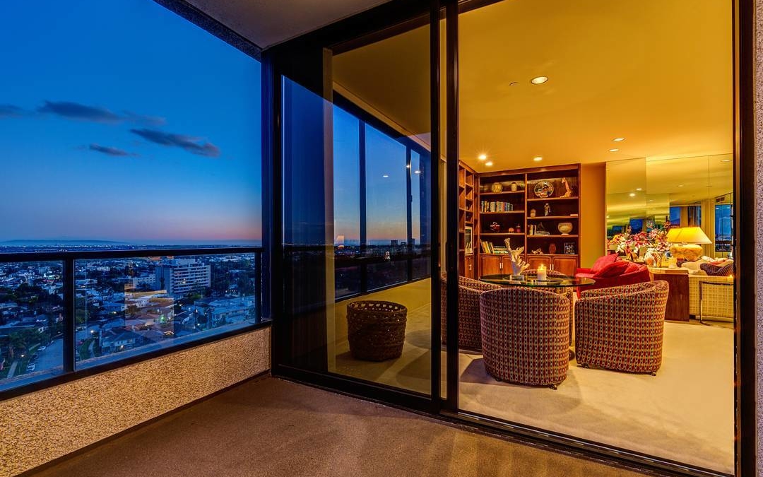This shot taken from the 14th floor of the diplomat highrise just feels dreamy. Love the warm feeling you get from the living space inside. .
.
.
.
#realestate #larealestate #luxuryrealestate #luxuryhomes #luxury_homes #highclasshomes #losangelesphotographer #creativevisionstudios #losangeles #architecture #milliondollarlisting #interior #realestatemarketing #realestatephotography #instapic #instagram #photooftheday #archilovers #twilight #beautiful #architecturaldigest
#cvstudios #highrise #views #sunset #ilovela