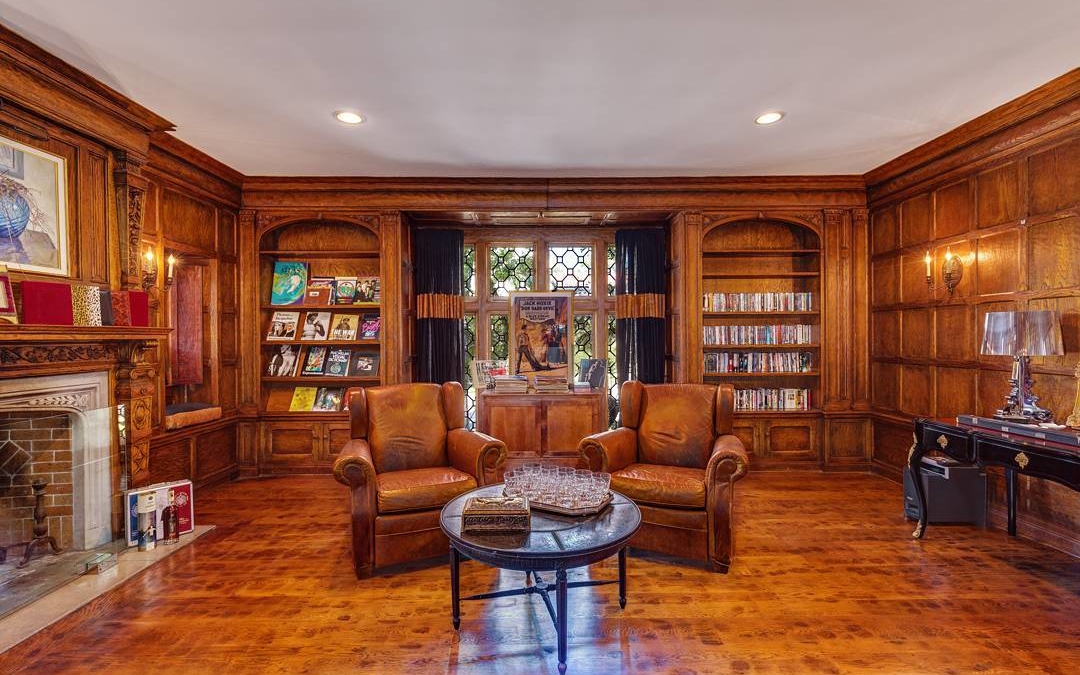 It was Professor Plum in the in the study with the candlestick! Sorry this picture always reminded me of the board game clue.  It was a magnificent room in an amazing home in Hancock park. .
.
.
.
#realestate #larealestate #luxuryrealestate #luxuryhomes #luxury_homes #highclasshomes #losangelesphotographer #creativevisionstudios #losangeles #architecture #milliondollarlisting #interior #realestatemarketing #realestatephotography #instapic #instagram #photooftheday #archilovers #interiorphotography #architecturaldigest #architecturalphotography #cvstudios #clue #wood #woodworking #beautiful #amazing #study
