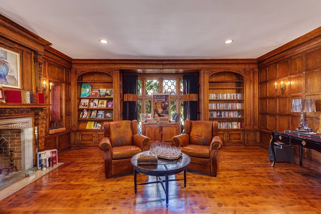 It was Professor Plum in the in the study with the candlestick! Sorry this picture always reminded me of the board game clue.  It was a magnificent room in an amazing home in Hancock park. .
.
.
.
#realestate #larealestate #luxuryrealestate #luxuryhomes #luxury_homes #highclasshomes #losangelesphotographer #creativevisionstudios #losangeles #architecture #milliondollarlisting #interior #realestatemarketing #realestatephotography #instapic #instagram #photooftheday #archilovers #interiorphotography #architecturaldigest #architecturalphotography #cvstudios #clue #wood #woodworking #beautiful #amazing #study