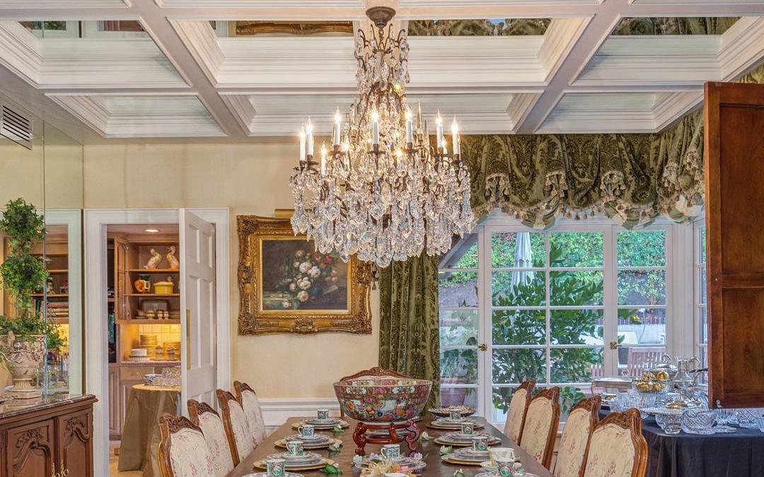 Shot this beautiful dining room in Westlake a while back. Just love the coffered ceilings with the mirrors inlaid. I can imagine that room just glows at night from that chandelier!
.
.
.
.
#realestate #architecturaldigest #architecturalphotography #archilovers #highclasshomes #luxuryrealestate #luxuryhomes #milliondollarlisting #myrrs #architecture #realestatephotography #realestatemarketing #creativevisionstudios #cvstudios #cvstudiosnet #photographer #cofferedceiling #photooftheday #luxury_homes #chandelier