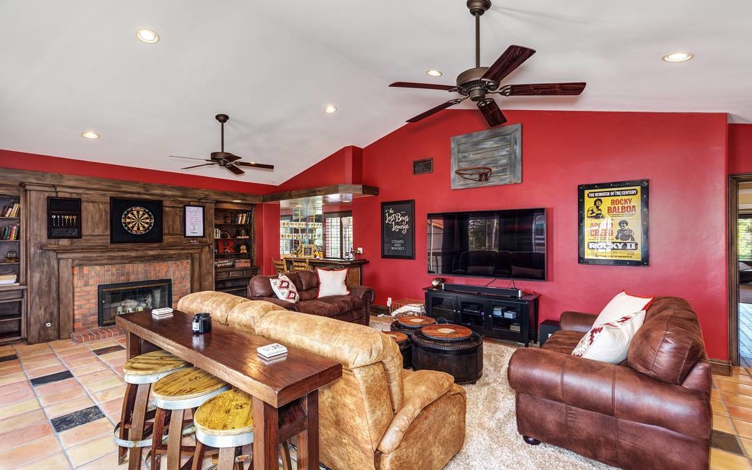 The ultimate man’s cave. This room has it all from sports jerseys and a dart board hanging on the walls to a basketball hoop over the 65″ TV. It also has as a full wet bar and fireplace to finish off the obeisance.
.
.
.
.
#realestate #larealestate #luxuryrealestate #luxuryhomes #highclasshomes #milliondollarlisting #photooftheday #creativevisionstudios #cvstudios #cvstudiosnet #myrrs #realestatephotography #realestatemarketing #architecturaldigest #architecturephotography #archilovers #mancave #sports #sportsbar #Entertainment