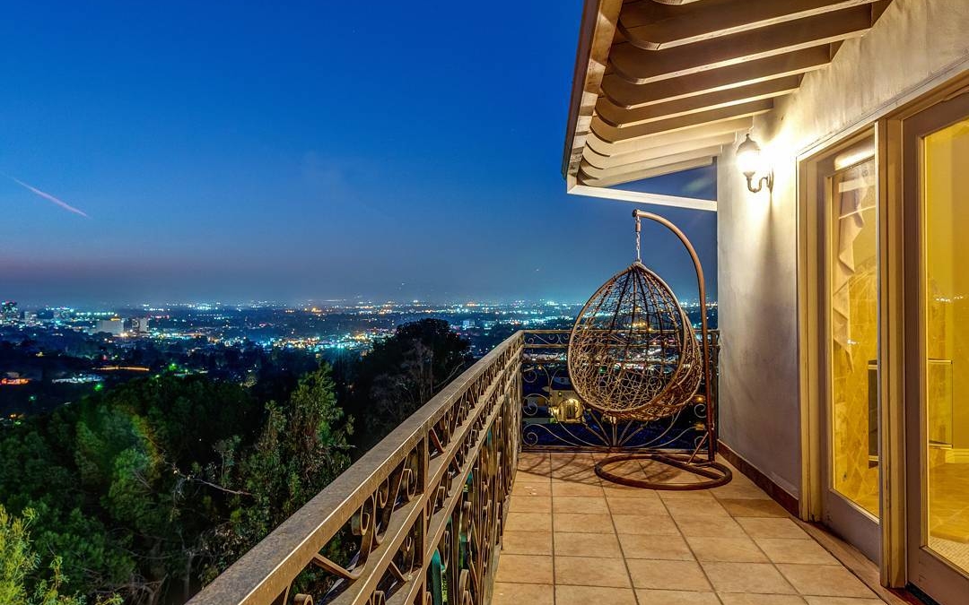 I have to say, some places just have better views than others! Love this amazing view from the master suite balcony of this home I shot in Sherman Oaks. It overlooks the entire San Fernando Valley.
.
.
.
#realestate #larealestate #luxuryrealestate #luxuryhomes #highclasshomes #milliondollarlisting #photooftheday #creativevisionstudios #cvstudios #cvstudiosnet #myrrs #realestatephotography #realestatemarketing #architecturaldigest #architecturephotography #archilovers #view #cityscape #sanfernando #citylights #twilight