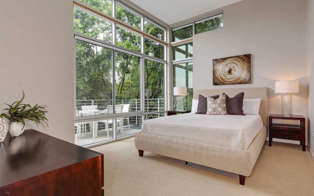 A room with a view is exactly what this condo”s  master bedroom exemplifies. I just love all the natural light those windows provide as long as I don’t have to clean them! 
#realestate #larealestate #luxuryrealestate #luxuryhomes #highclasshomes #milliondollarlisting #photooftheday #creativevisionstudios #cvstudios #cvstudiosnet #myrrs #realestatephotography #realestatemarketing #architecturaldigest #architecturephotography #archilovers #view #pasadena #modern #window
