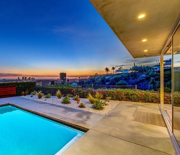 Something special about a Hollywood hills sunset!
.
.
.
.
.
#realestate #larealestate #luxuryrealestate #luxuryhomes #highclasshomes #milliondollarlisting #photooftheday #creativevisionstudios #cvstudios #cvstudiosnet #myrrs #realestatephotography #realestatemarketing #architecturaldigest #architecturephotography #archilovers #twilight #Hollywood #view #socalluxuryrealestate