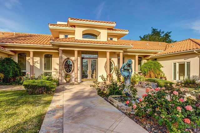 Shot this beautiful home this week in Murrieta. The entrance to this home was so enchanting with a beautiful statue fountain and an amazing rose garden with double iridescent stain glass doors.
.
.
.
.
#realestate #luxuryrealestate #luxuryhomes #highclasshomes #milliondollarlisting #photooftheday #creativevisionstudios #cvstudios #cvstudiosnet #myrrs #realestatephotography #realestatemarketing #architecturaldigest #architecturephotography #archilovers