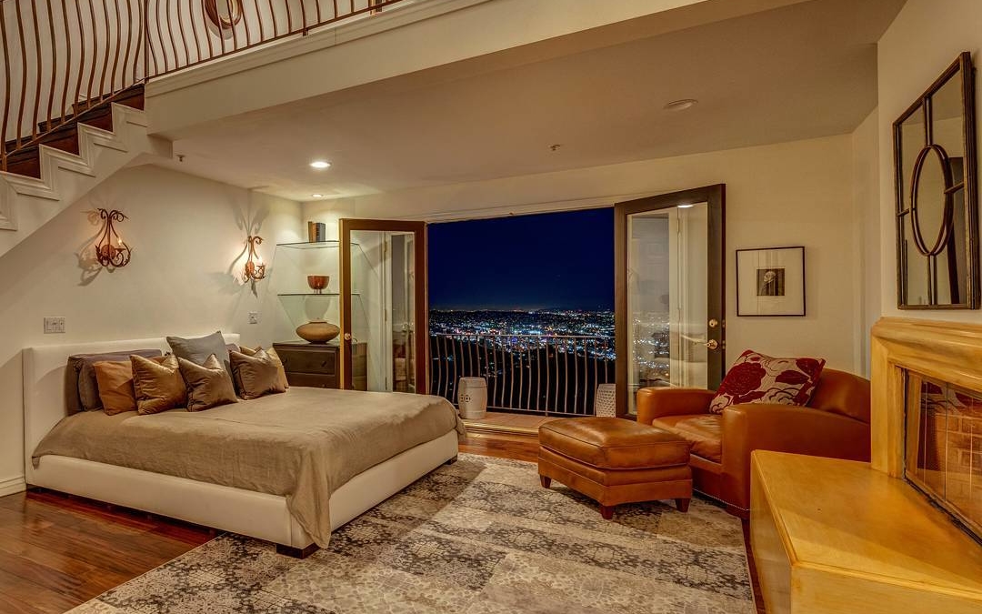 Now this is a room with a view. This had the best panoramic view I have ever seen. On the left you could see the Hollywood sign and on the right you had the Pacific ocean. Then all the city lights in between! Shot for @shannonshue this week in the Hollywood hills.
.
.
.
.
#realestate #larealestate #luxuryrealestate #luxuryhomes #highclasshomes #milliondollarlisting #photooftheday #creativevisionstudios #cvstudios #cvstudiosnet #myrrs #realestatephotography #realestatemarketing #architecturaldigest #architecturephotography #archilovers #twilight #Hollywood #view
